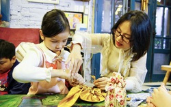 Dạy bé gói quà tặng mẹ mùng 8/3 bằng khăn vải "bọc cả thế giới" vừa xinh, vừa bảo vệ môi trường