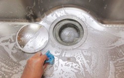 Làm sạch bồn rửa bát đúng cách  