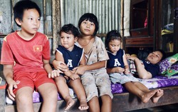 Rơi nước mắt cảnh người mẹ đột ngột nằm một chỗ