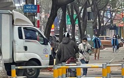 Xác minh, xử lý người đàn ông khiêu dâm, kích dục ở cổng trường Đại học Thương mại