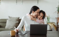 "Mẹ có yêu con không?", câu trả lời của 2 em bé thể hiện quan điểm giáo dục trái ngược