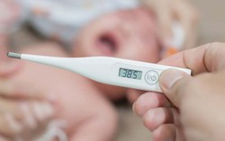 Bé trai nguy kịch vì bà ngoại cho uống hạ sốt quá liều, bác sĩ chia sẻ cách dùng thuốc đúng