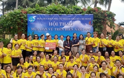Sôi động màn trình diễn múa dân vũ trên biển của hơn 300 cán bộ Hội Phụ nữ