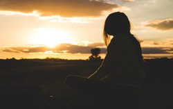 Bỏ phận "bán hoa" đi lấy chồng, tôi gặp ngay khách cũ trong ngày trọng đại