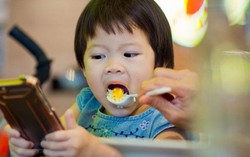 Rối loạn Tic gia tăng ở nhóm trẻ sống thường xuyên với ông bà 