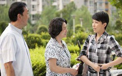 Cô hàng xóm mang quà sang biếu, cả nhà tôi ngỡ ngàng vì việc chị dâu đã làm