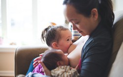 Cho con bú bình, bú mẹ hay bú song song mới là tốt, chuyên gia tư vấn sữa mẹ đưa ra lời khuyên