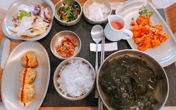 Vì sao cơm cữ cho bà đẻ ở Hàn Quốc luôn có món canh rong biển?