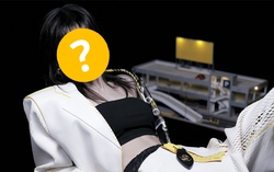 Nữ idol nổi tiếng đi tàu điện ngầm nhưng không ai nhận ra
