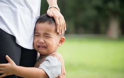 Trẻ rụt rè và nhạy cảm, phần lớn là do cha mẹ chưa làm tốt 3 điều 