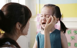 Con bị ức hiếp ở trường mẫu giáo, cha mẹ nhận biết và xử lý đúng hướng nhờ 4 câu hỏi này