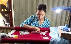 Người phụ nữ với hai bàn tay cong