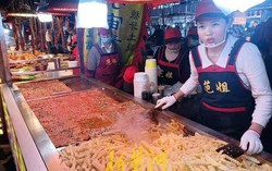 Góc khuất khi bán đồ ăn vặt tại chợ đêm kiếm 31 triệu đồng/ngày