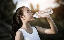 Kiểu bổ sung nước vào mùa hè nguy hiểm có thể gây sốc nhiệt, đột quỵ rất nhanh