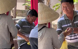 2 mẹ con bán vé số được tặng túi thức ăn từ cỗ cưới, chi tiết nhỏ từ người đưa gây xúc động