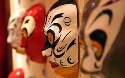 Lấy chồng hai mặt