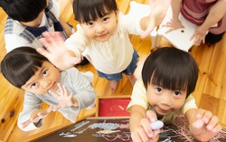 Nhiều bố mẹ đau đầu chuyện tìm trường mầm non khi con mới 1 tuổi