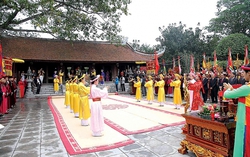 Tới Lễ hội Đền Hùng, không quên thắp hương tại đền thờ Tổ Mẫu và Quốc Tổ