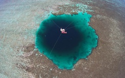 Hố xanh khổng lồ được phát hiện: Con người chưa đủ khả năng khám phá