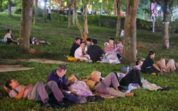 Du khách ngủ ngoài trời chờ ngày dâng hương, hành lễ tại đền Hùng