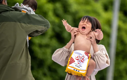 Lễ hội dành cho người thích dọa trẻ con, bé nào khóc trước thì giành chiến thắng