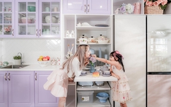 Góc bếp màu tím pastel với đủ các thiết bị hiện đại 