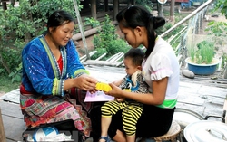 Cần có những chính sách đãi ngộ đội ngũ cô đỡ thôn bản