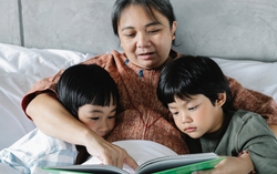 Ôm con và thủ thỉ điều này mỗi ngày sẽ khiến con ngoan hơn