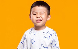 Trẻ dễ mắc một bệnh đáng sợ nếu xem tivi, điện thoại nhiều 