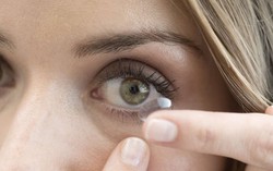 Lời khuyên khi đeo kính áp tròng trong mùa hè tránh gây hại cho mắt