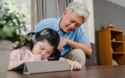 Hành xử với ông nội khiến nhiều cha mẹ phải xem lại cách nuôi dạy trẻ