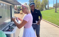 Nỗi ám ảnh khó nói của việc bán nước dạo trên sân golf 