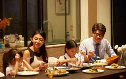 Cả nhà ngỡ ngàng với kế hoạch kỉ niệm 10 năm ngày cưới của anh rể