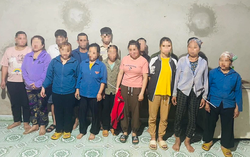 Bắt nhóm đánh bạc có nhiều phụ nữ dân tộc tham gia