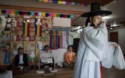 Báo chí Hàn Quốc: Nhiều người Hàn vẫn mê tín, chữa ung thư cũng nghe thầy bói