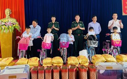 Trao quà “Nâng bước em tới trường” cho học sinh nghèo vượt khó ở biên giới