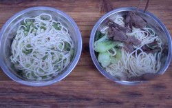 Cậu bé dẫn người cha mù vào quán gọi "2 bát mì bò" nhưng tay chỉ giơ 1 ngón, chủ quán lập tức hiểu ý