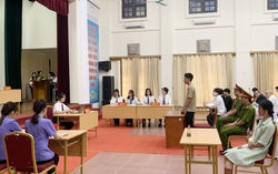 Sinh viên Học viện Phụ nữ Việt Nam học nghề qua Phiên tòa giả định 