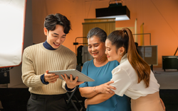 Trúc Nhân hát về tình cảm gia đình nhân dịp Ngày của Mẹ
