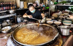 Thái Lan: Món ăn độc đáo được nấu liên tục suốt 50 năm, tấp nập thực khách xếp hàng 
