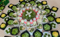 Mâm cỗ ngập tràn màu xanh lá mừng đầy tháng con của mẹ Gen Z 