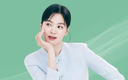 Song Hye Kyo khoe vẻ đẹp mặn mà với tóc đen đơn giản