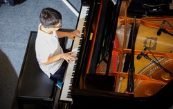 Vì sao trẻ sinh ra trong gia đình có điều kiện, khi trưởng thành thường có ngoại hình đẹp hơn? 