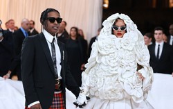 Rihanna đi muộn hơn 2 tiếng vẫn trở thành "trùm cuối" thảm đỏ Met Gala 