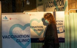 Mỹ chấm dứt yêu cầu tiêm vaccine Covid-19 đối với người nước ngoài