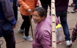 Người mẹ 19 năm gánh hàng lên núi nuôi con thành tài