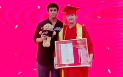 Tim xúc động tiết lộ cuộc sống bố đơn thân khi dự lễ tốt nghiệp của con trai