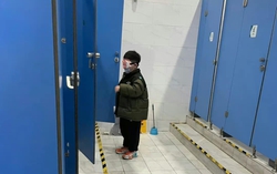 Bà mẹ để con trai một mình trong nhà vệ sinh bệnh viện, biết lý do ai cũng khen dạy con khéo