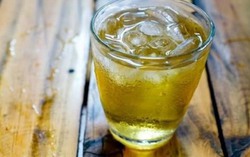 Loại nước lá rẻ tiền, bán đầy vỉa hè, được dùng làm "thuốc" lâu năm