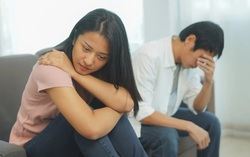 Chồng nổi nóng bắt tôi nghỉ việc vì làm cùng công ty với bạn trai cũ